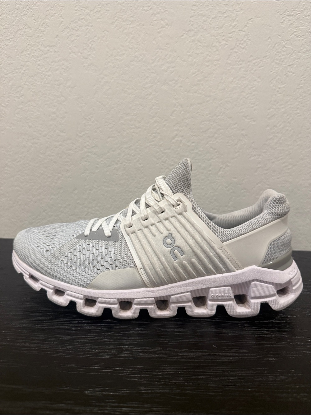 On Cloud Running Cloudswift Women’s Size 10 W10 Athletic Shoes in White / Gray